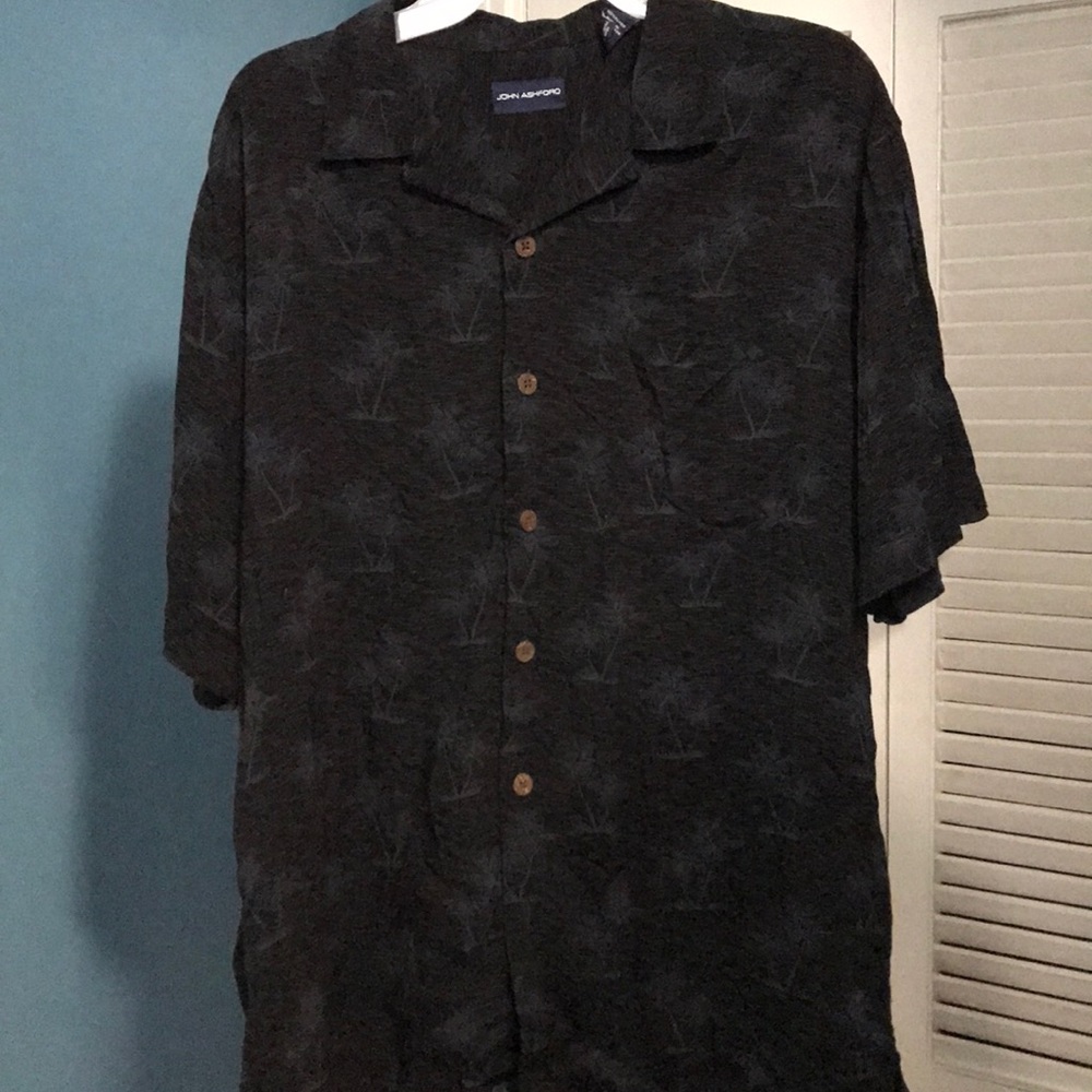Smooth Button Down Hawaiin shirt 🤙🏾 Size Large